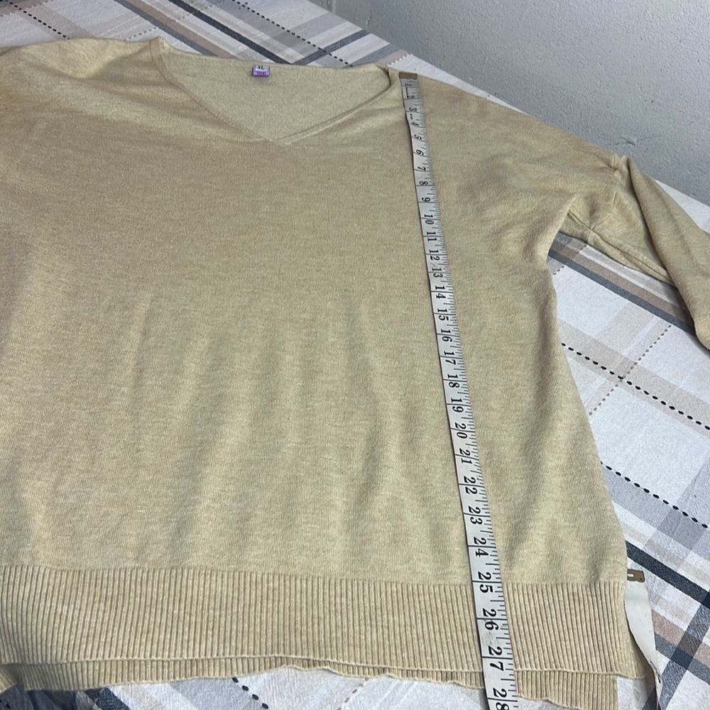 Woman's Sweater - Picture 6 of 7